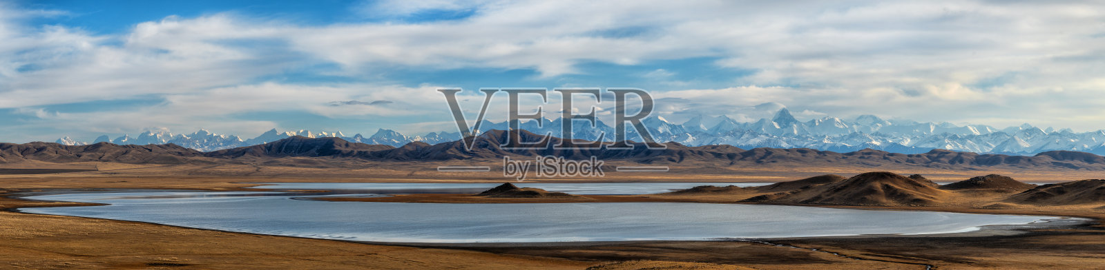 图兹科尔山湖中,北部天山山脉的汗腾格里峰和胜利峰及其倒影照片摄影图片