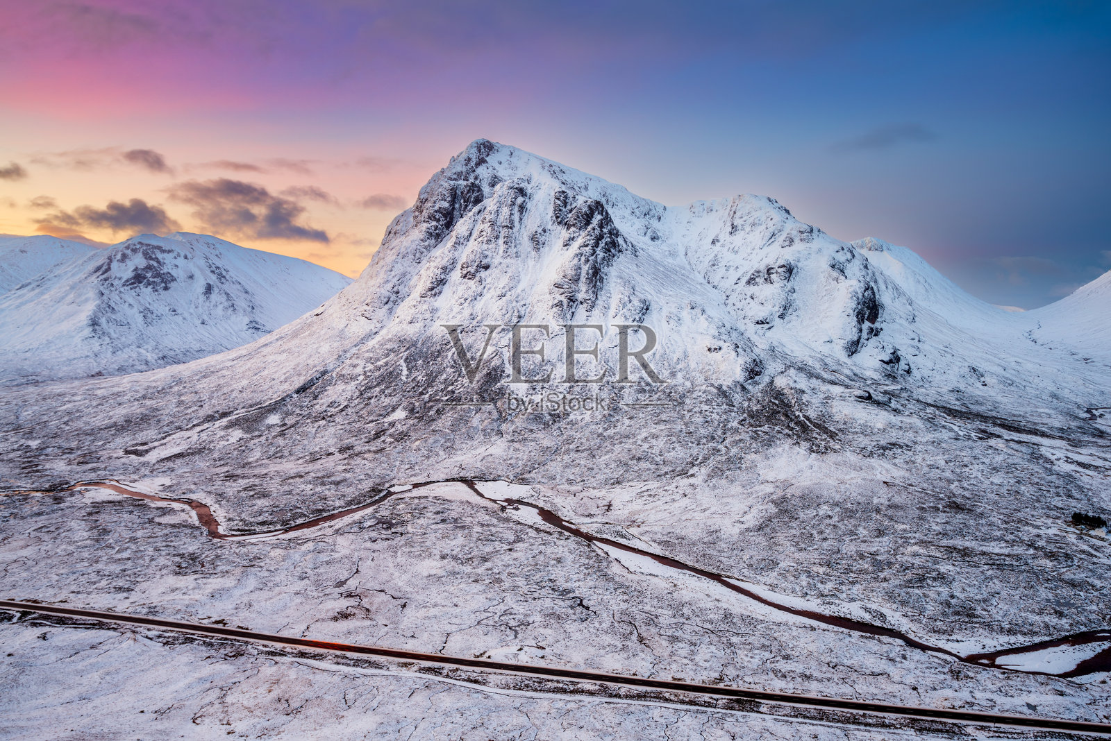 日出时分,苏格兰著名山脉覆盖着白雪。苏格兰格伦科。照片摄影图片
