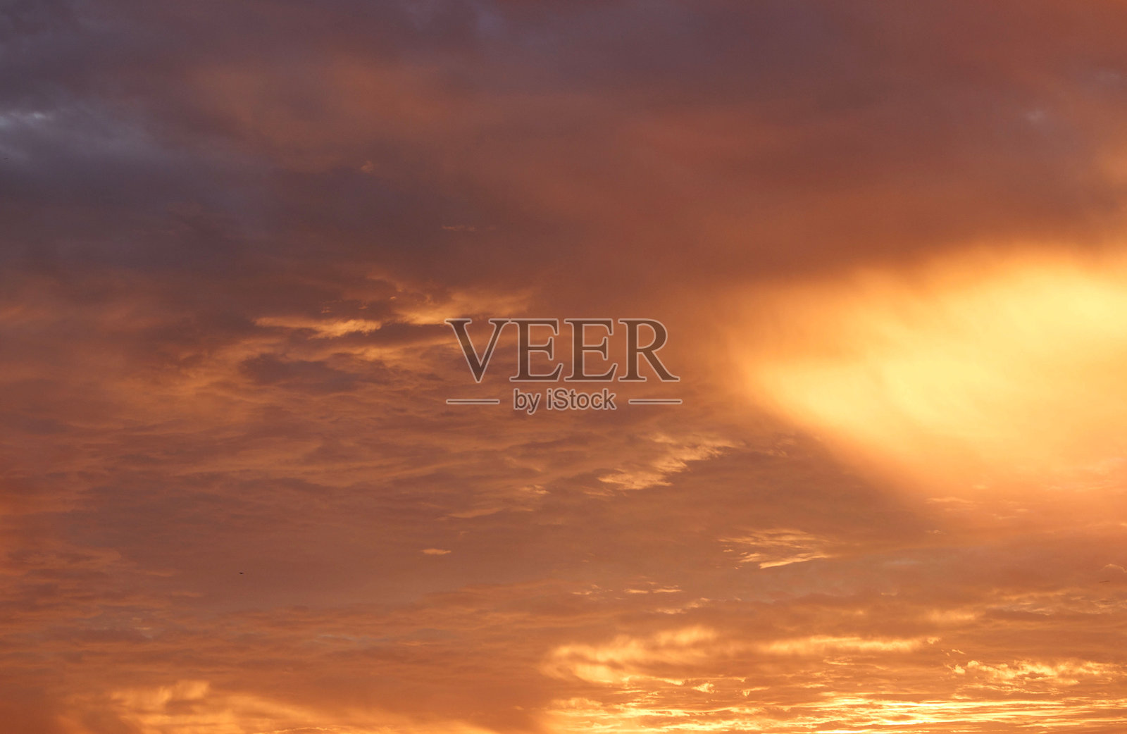 一幅美丽而富有戏剧性的红橙色日落云景描绘了傍晚的天空照片摄影图片