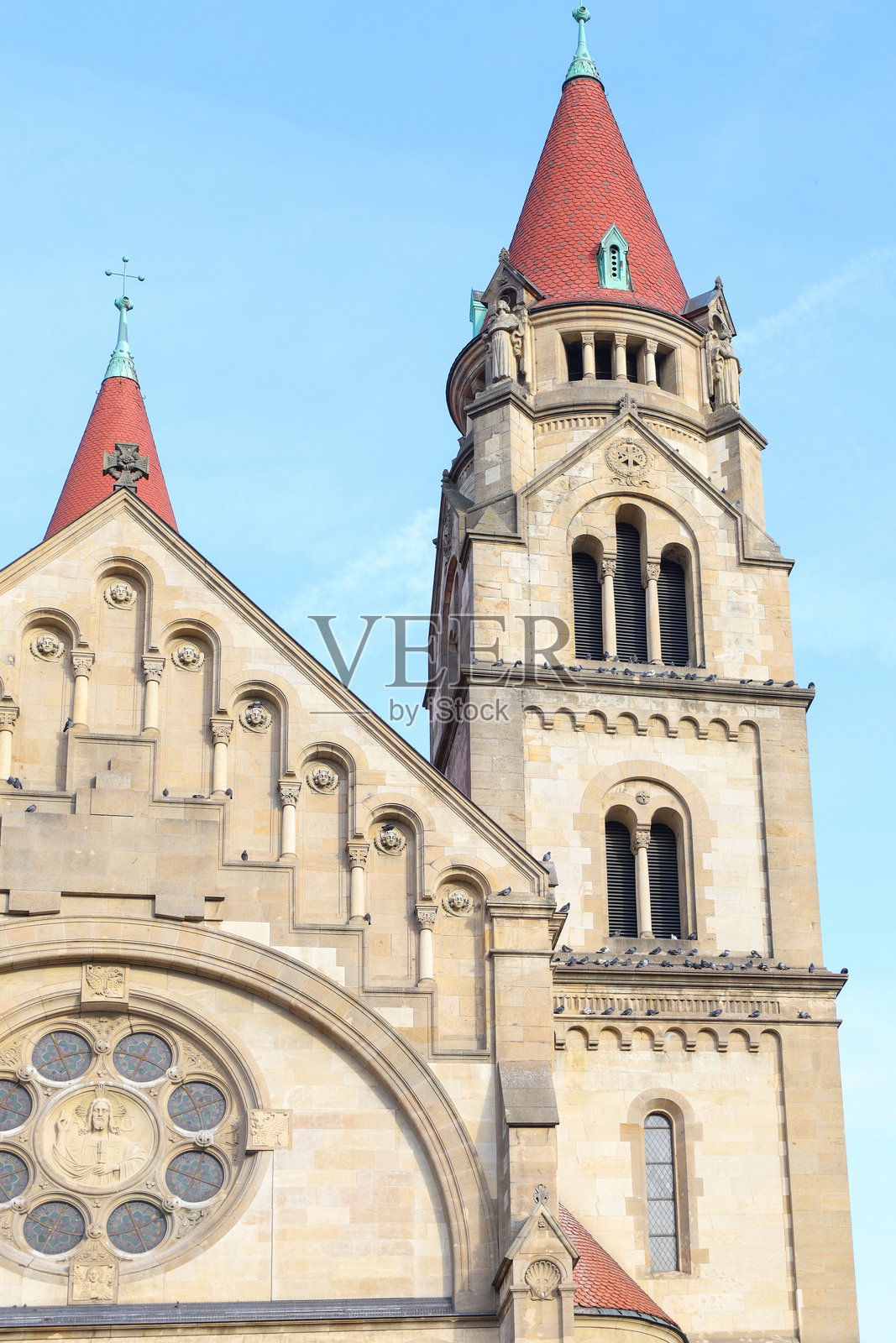 红顶古老基督教教堂照片摄影图片