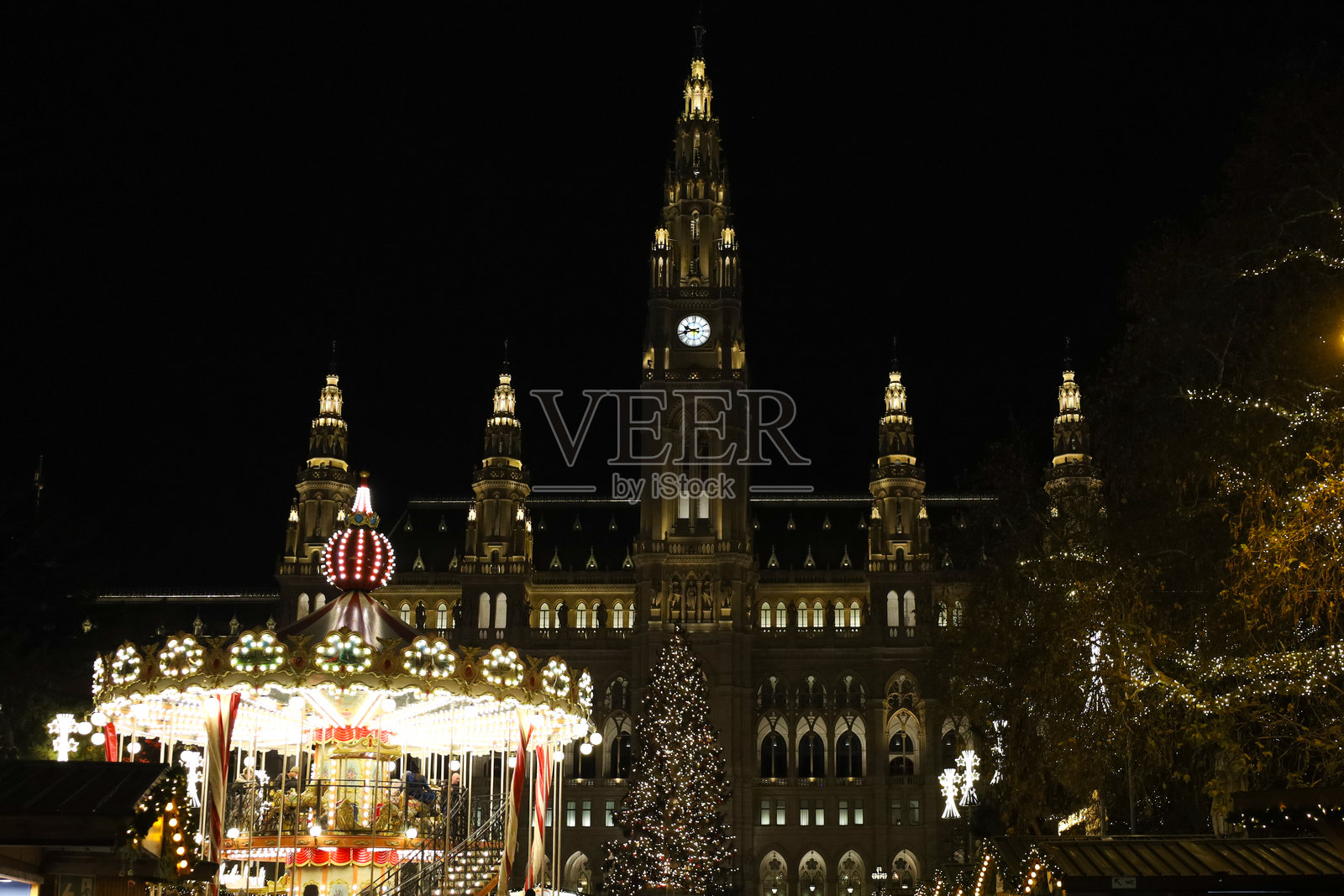夜晚,亮灯的儿童旋转木马。照片摄影图片