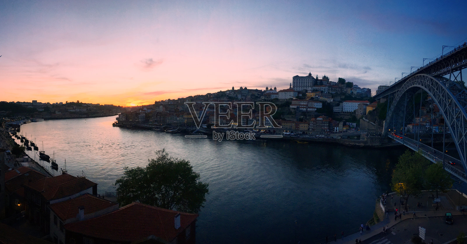葡萄牙波尔图杜罗河上的日落,有唐路易斯一世大桥和里贝拉历史区,摄于2019年5月照片摄影图片