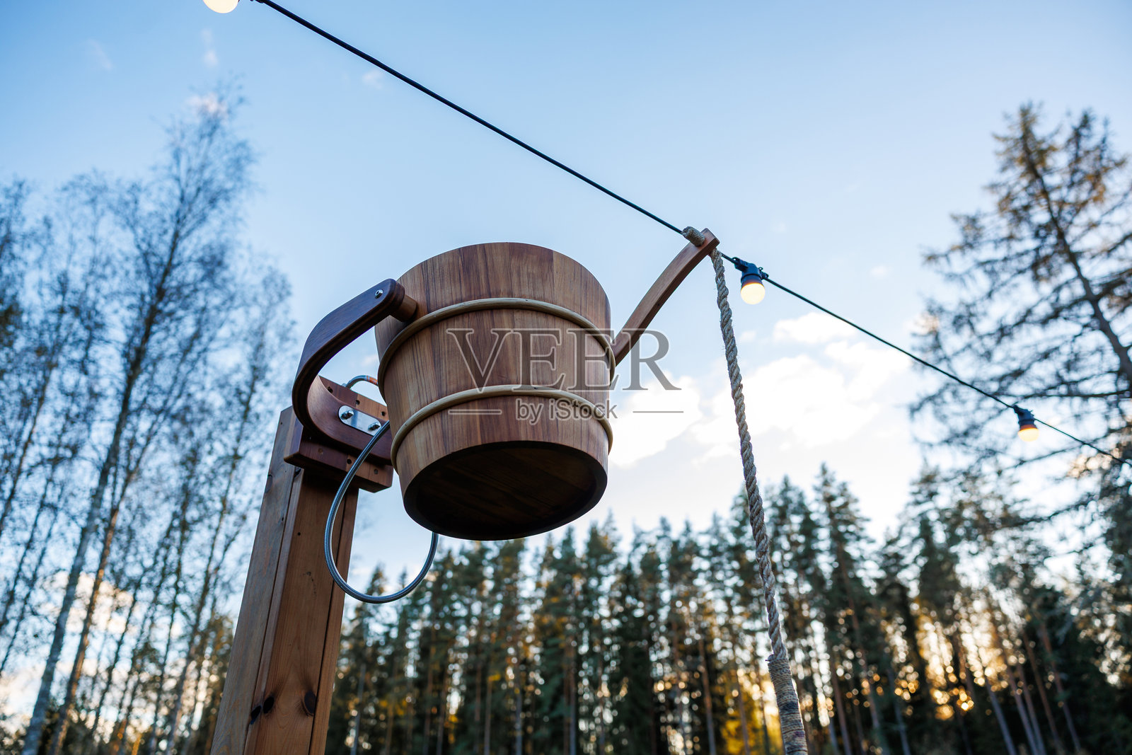 森林户外背景下的木桶和串灯照片摄影图片
