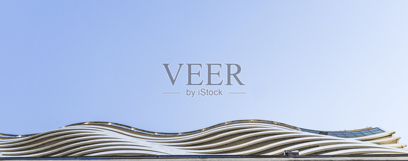 波浪造型的现代建筑外观。城市照片摄影图片