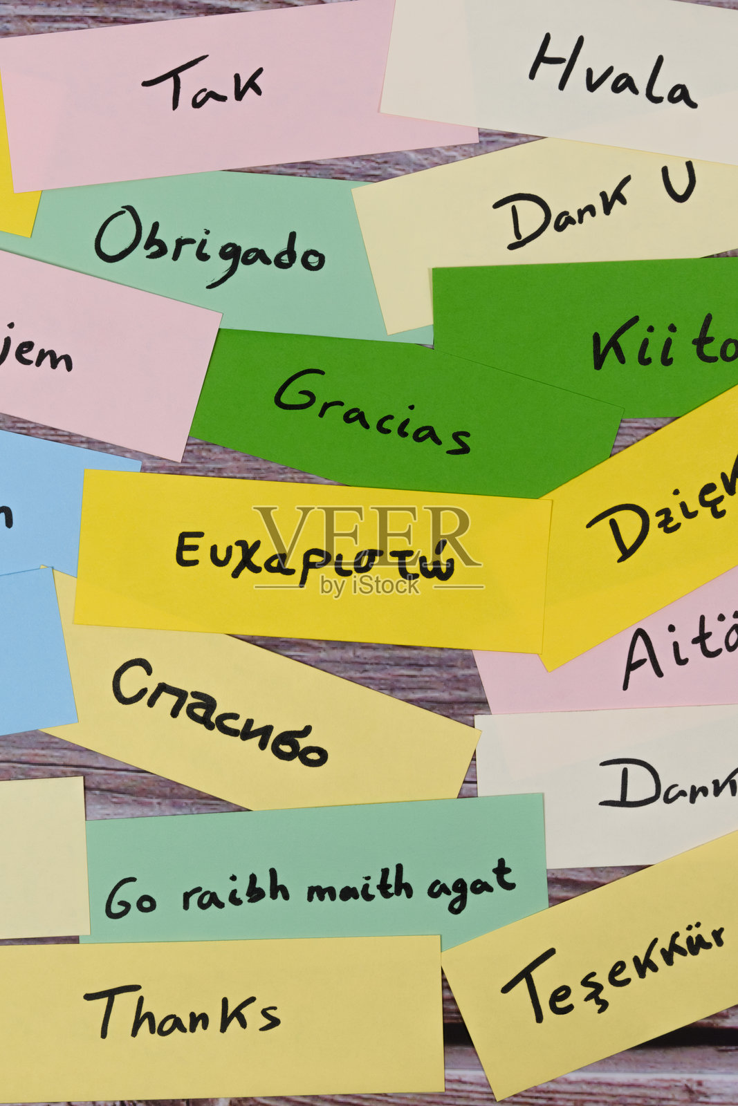 五彩纸条上用多种语言写着“谢谢”照片摄影图片