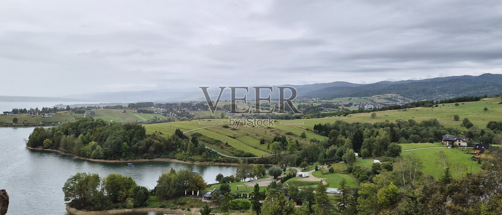 克鲁什廷水库旁的绿地。照片摄影图片