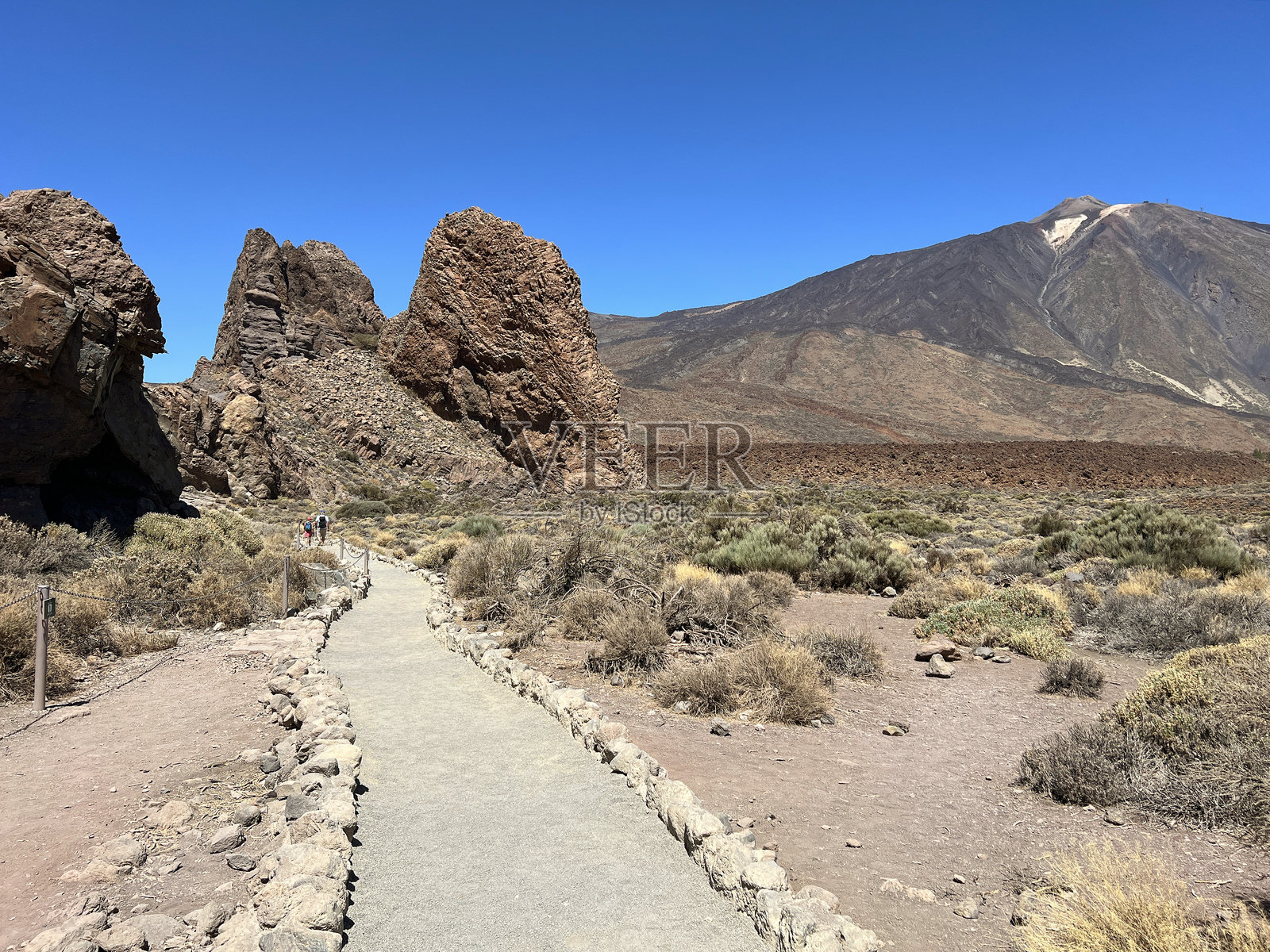 罗克斯德加西亚的崎岖景观,一条蜿蜒的小路穿过干枯的植被,位于特内里费岛的泰德火山国家公园。照片摄影图片