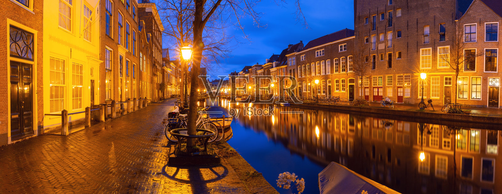 荷兰莱顿黎明时分的运河全景照片摄影图片