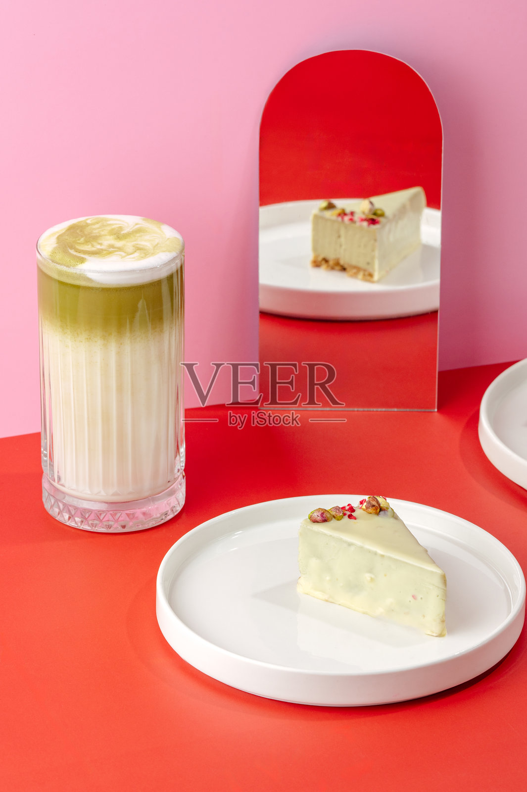 明亮的背景上摆放着芝士蛋糕和咖啡照片摄影图片