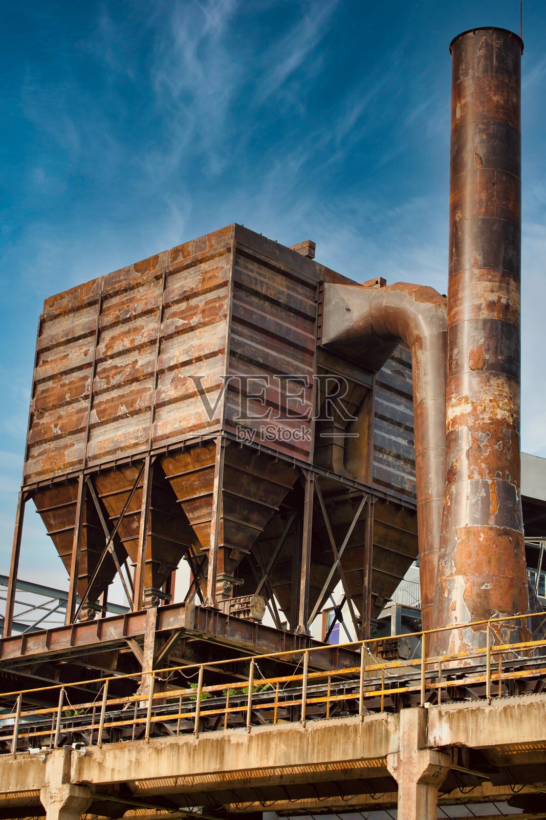 中国北京废弃的工业钢铁厂照片摄影图片