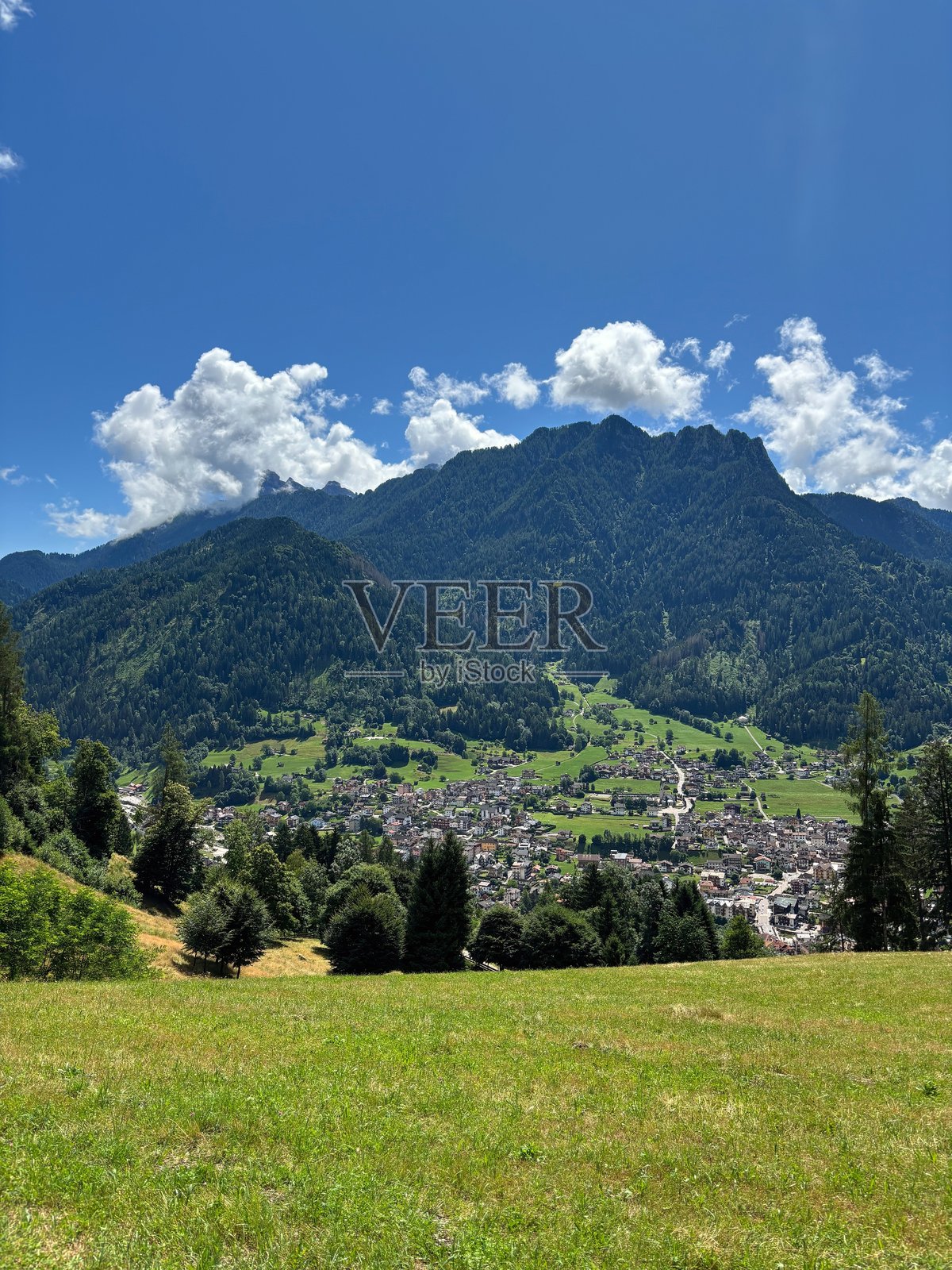 蓝天下的山村照片摄影图片