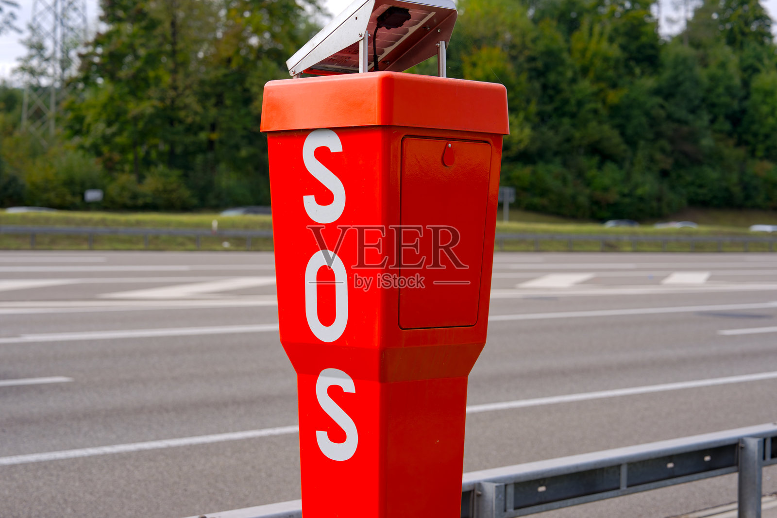 秋日阴天,在瑞士苏黎世和瓦利斯埃伦城市之间的A1高速公路上,SOS指示杆的橙色特写。照片摄影图片