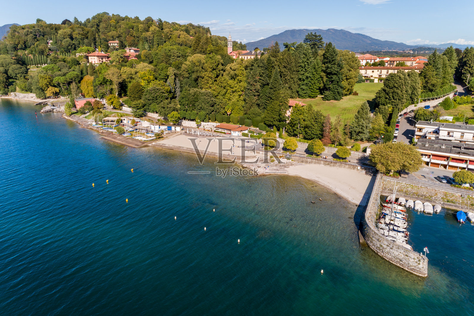 马焦雷湖(意大利伦巴第大区瓦雷泽省)的伊斯普拉湖滨,包含海滩和码头,航拍视角照片摄影图片
