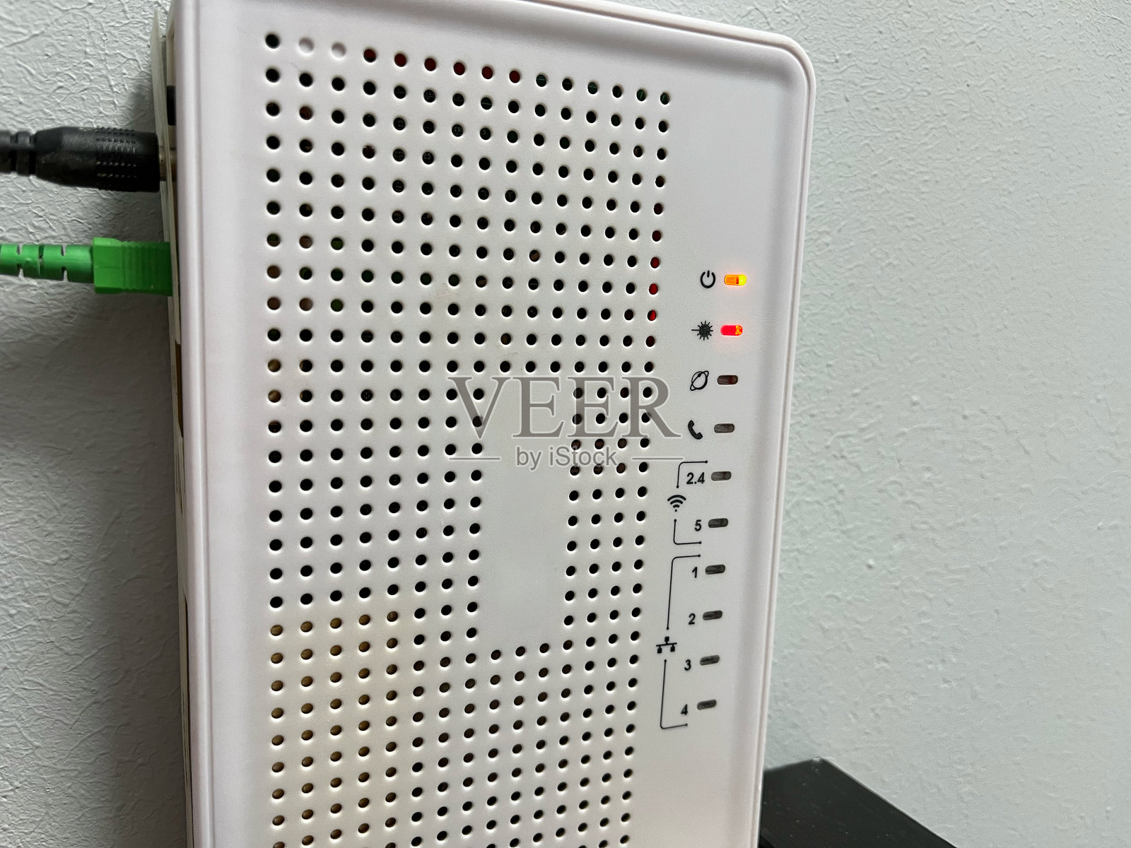 白色墙壁上的白色互联网路由器特写。照片摄影图片