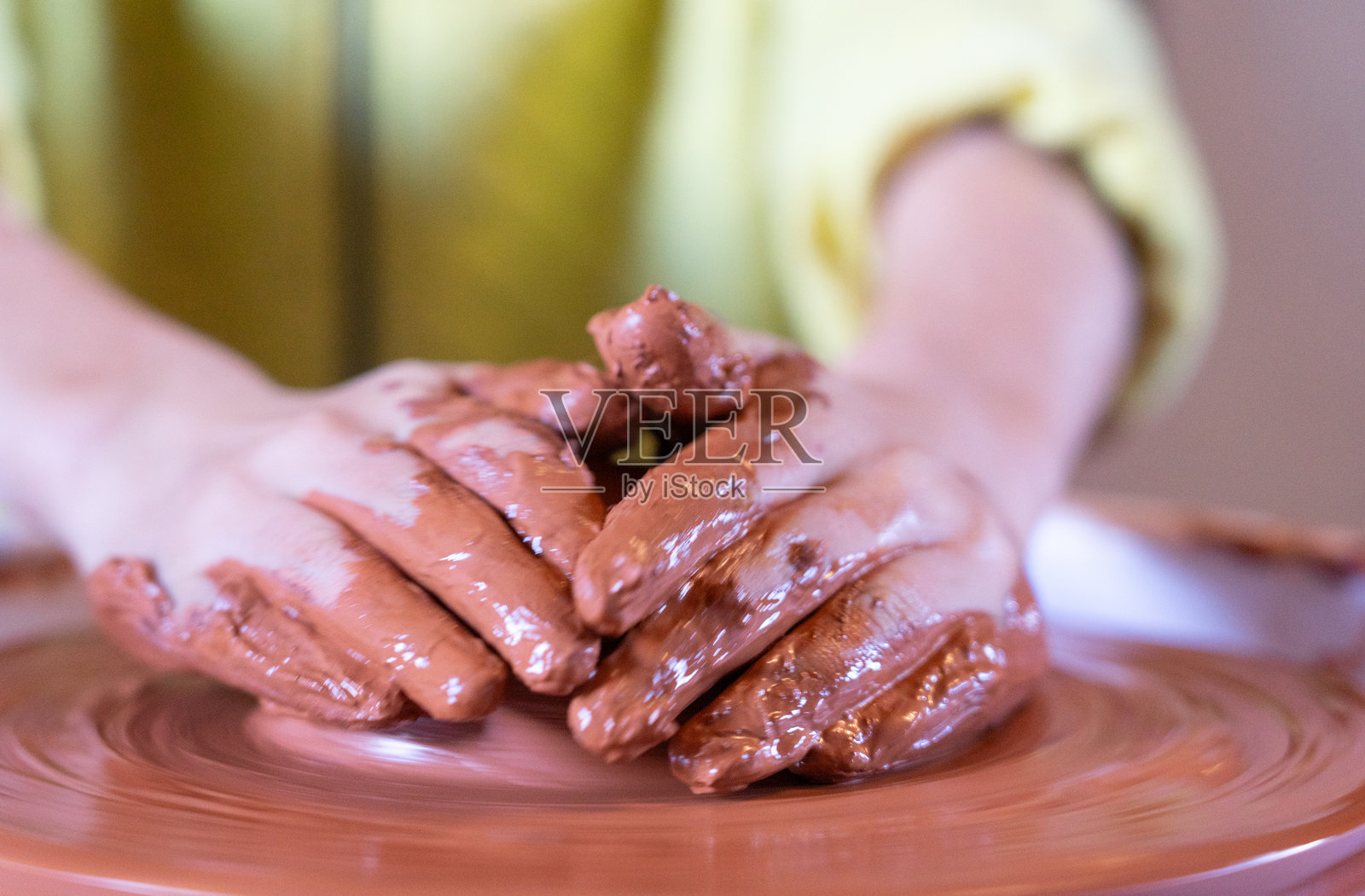 陶艺师在陶轮上制作陶器照片摄影图片