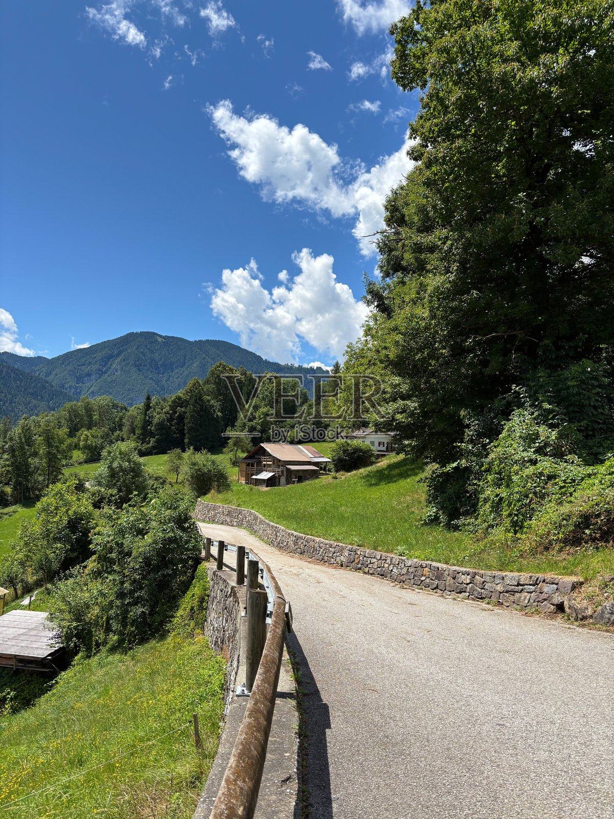 通往乡村房屋的山路照片摄影图片