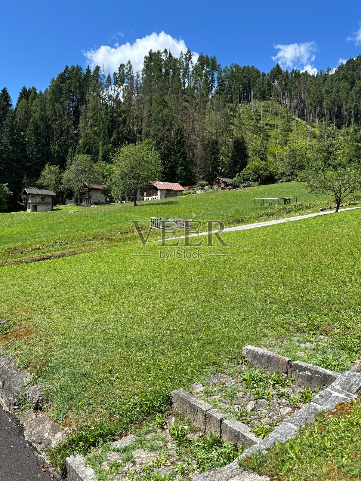 宁静的乡村景象,点缀着几栋小屋照片摄影图片