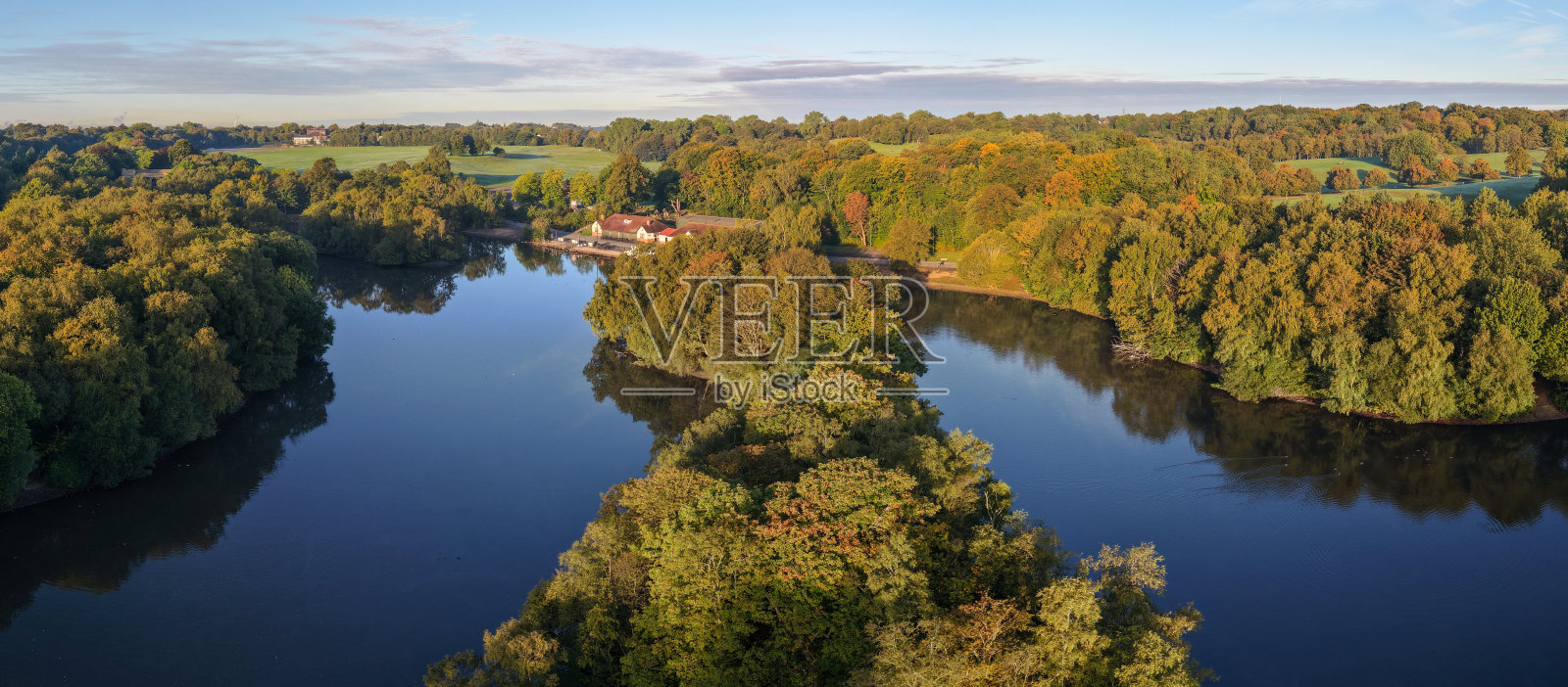日出时分船只湖泊的航拍图照片摄影图片