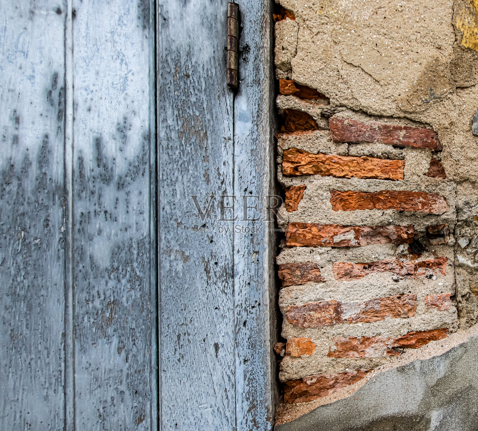 剥落的灰泥和红砖的饱经风霜的墙壁。可用于文本或设计的复制空间。照片摄影图片