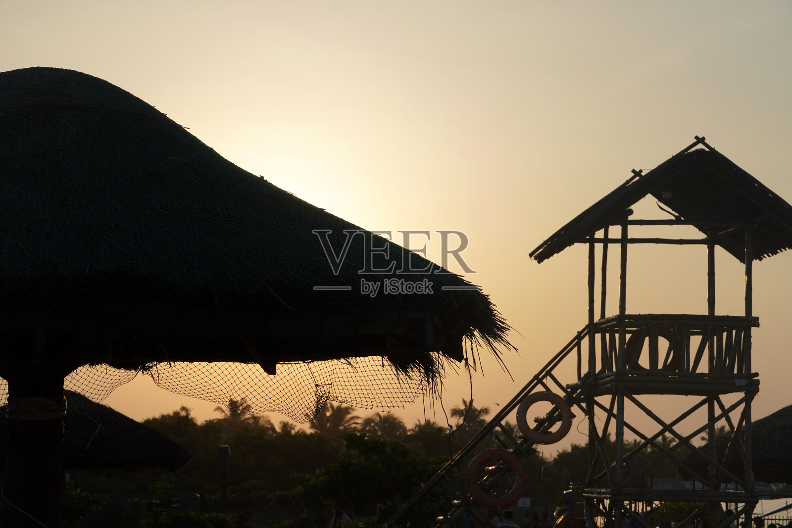 屋顶建筑物的剪影。照片摄影图片