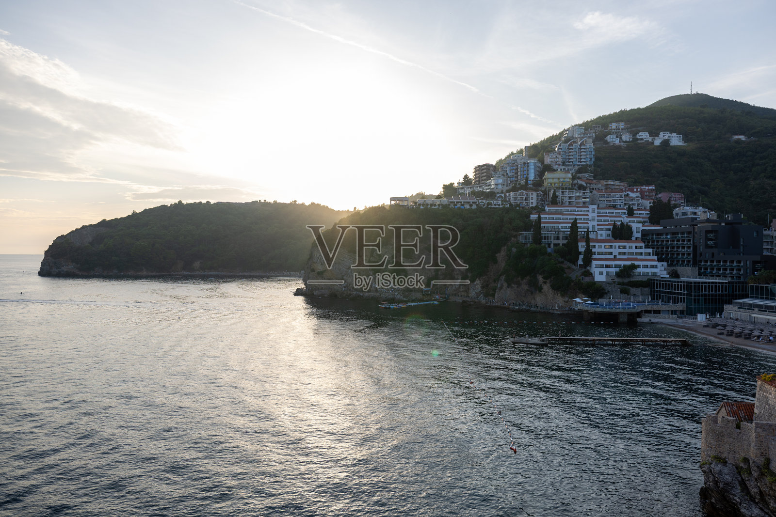 海边小镇,远眺群山与日落照片摄影图片