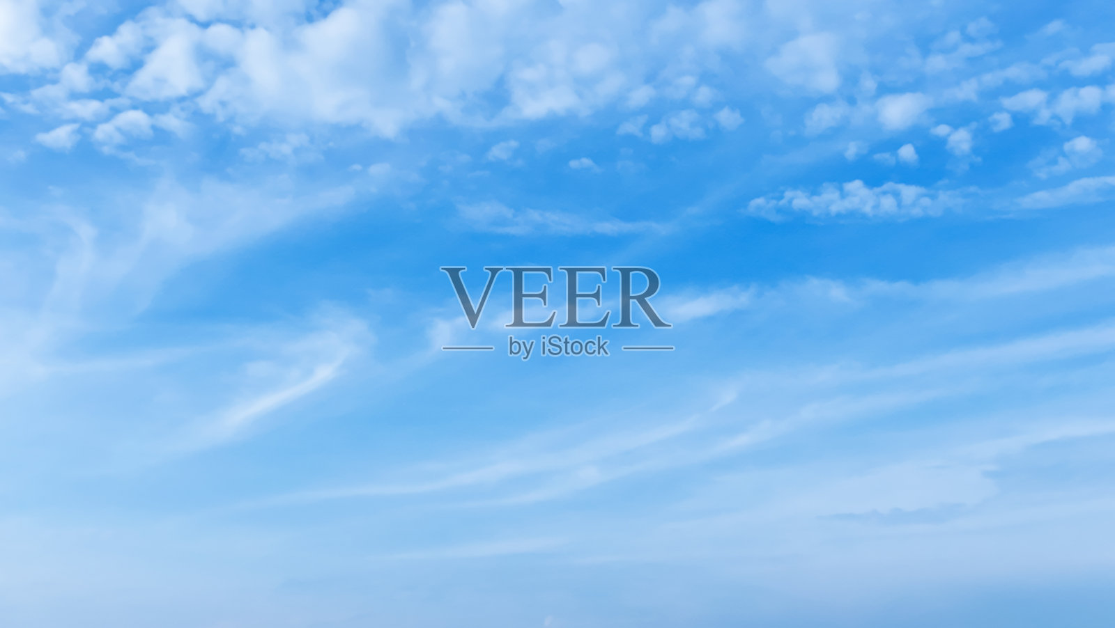 蓝色天空下的绝美白色软云,带有横幅形状的复制空间。网页横幅。网站标题。照片摄影图片