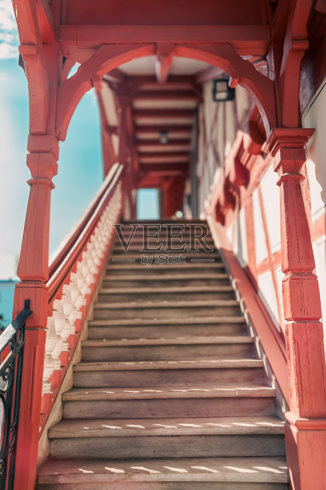 传统木制楼梯搭配半木结构建筑照片摄影图片