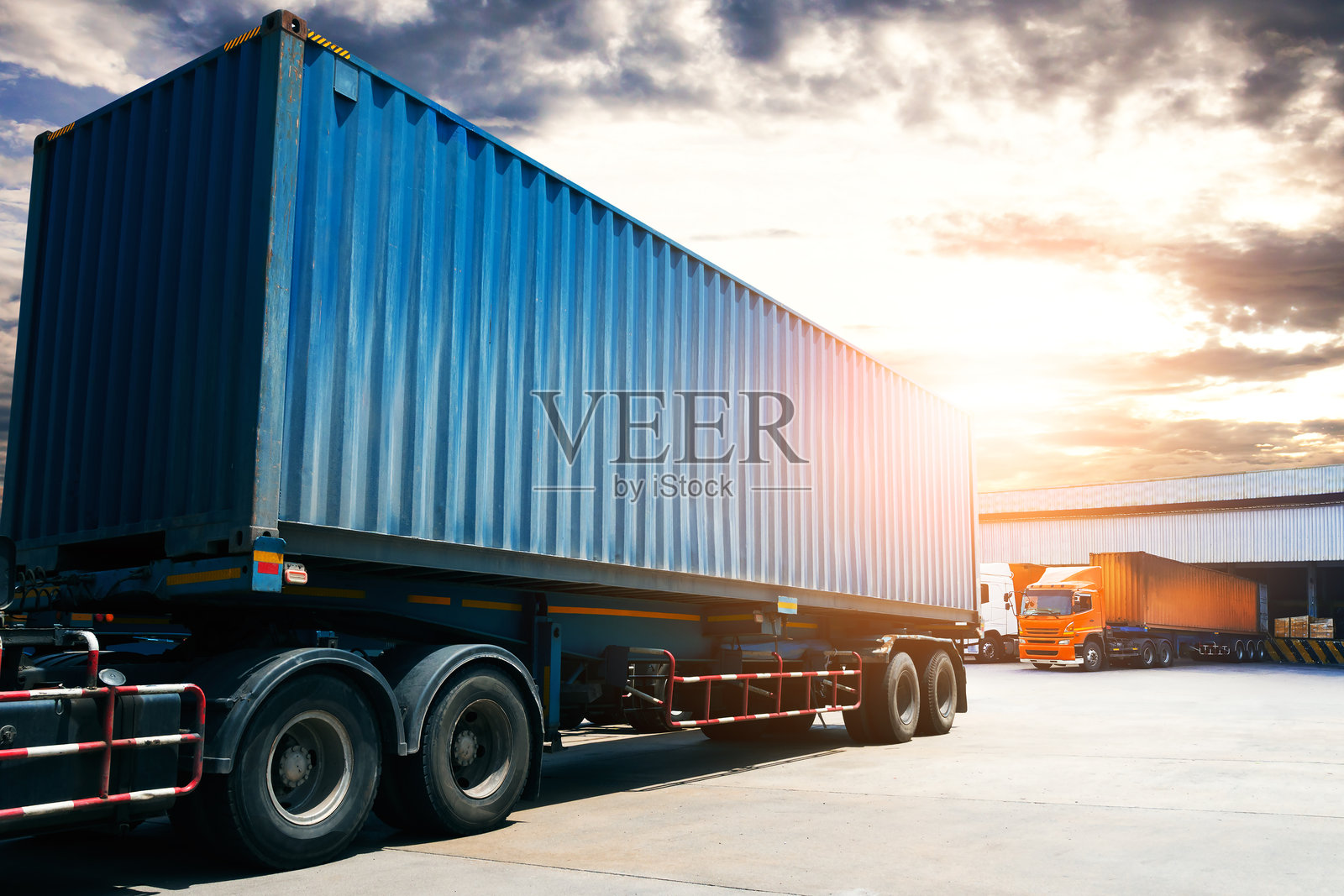 半挂卡车停在仓库停车场。集装箱。卡车在仓库码头装载货物。配送仓库。大型卡车。货运物流卡车运输。照片摄影图片