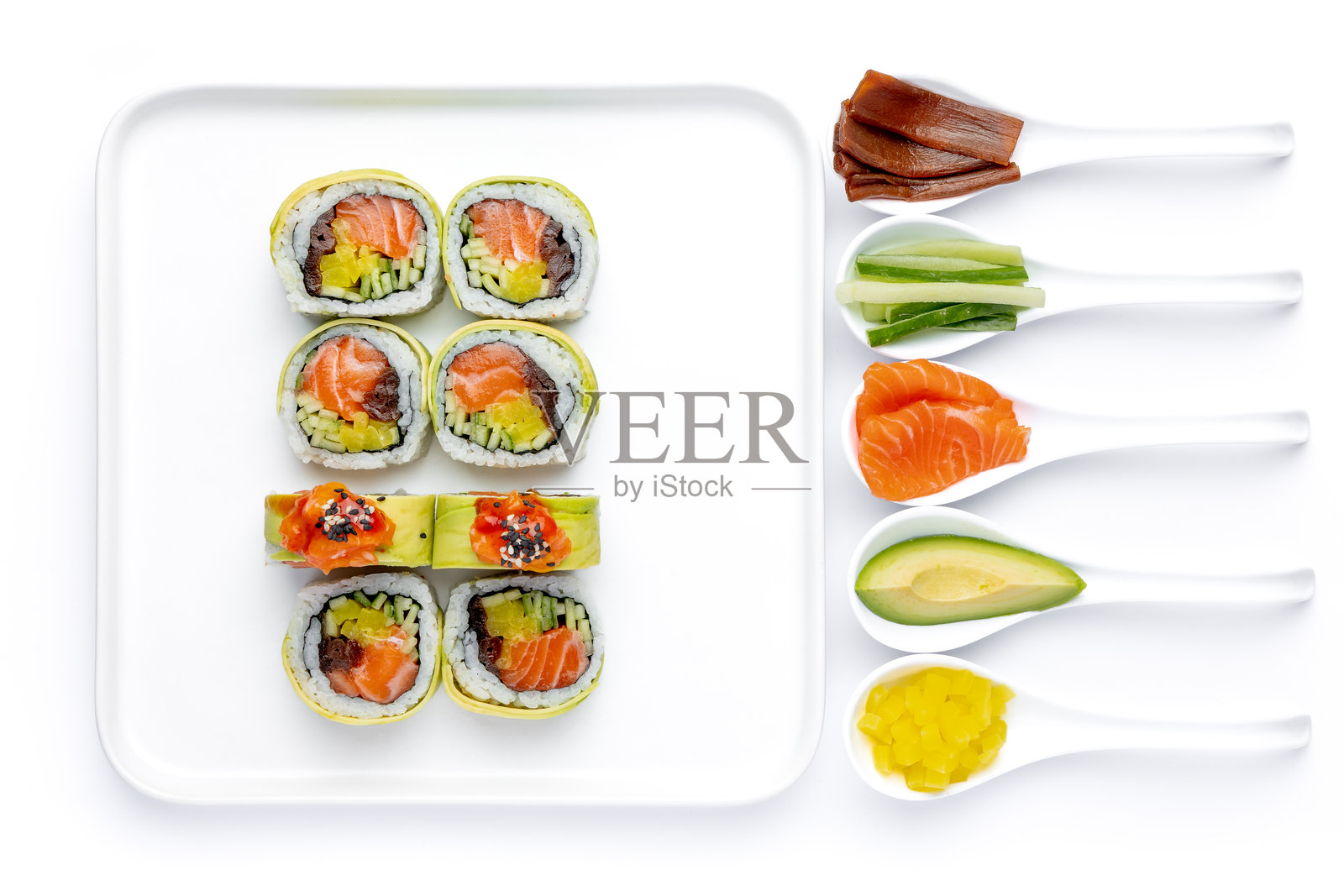 白勺里的寿司卷和食材在纯白背景下孤立照片摄影图片