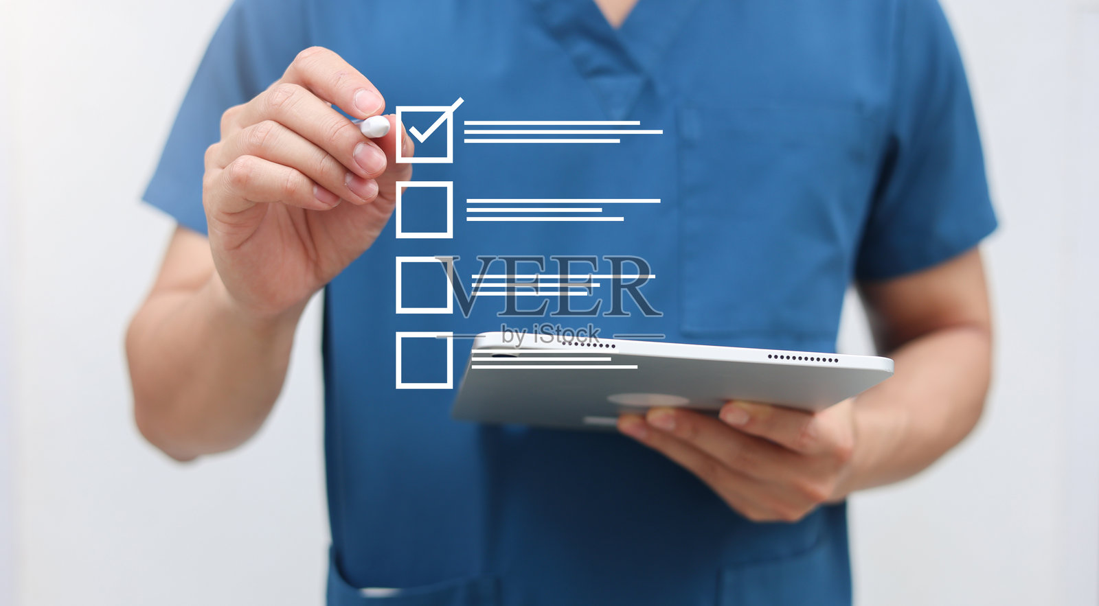 近距离拍摄年轻全科医生用触控笔在医疗清单或门诊记录上勾选,以阅读、诊断和评估患者的症状,用于健康与生活方式概念。照片摄影图片