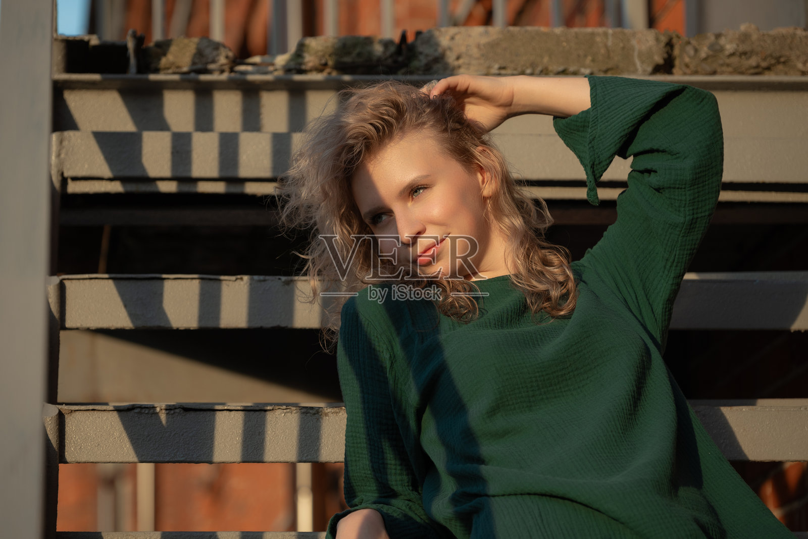 卷发年轻女子照片摄影图片