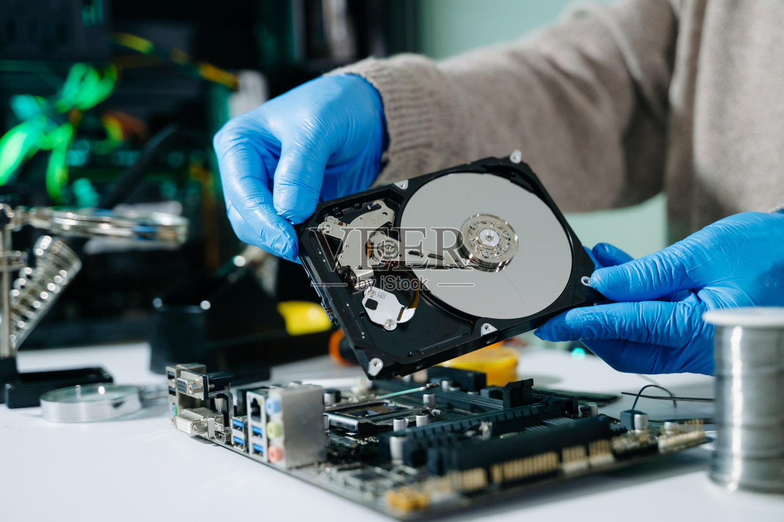 技术人员用螺丝刀维修硬盘内部。数据、硬件、技术人员和技术的概念。计算机硬件、维修、照片摄影图片