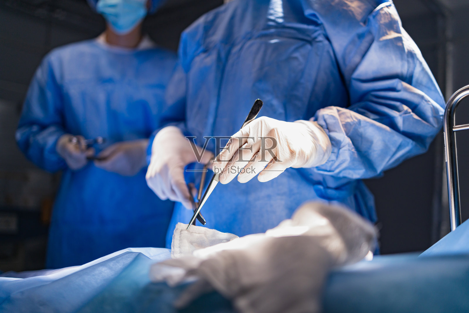 外科医生正在进行手术照片摄影图片