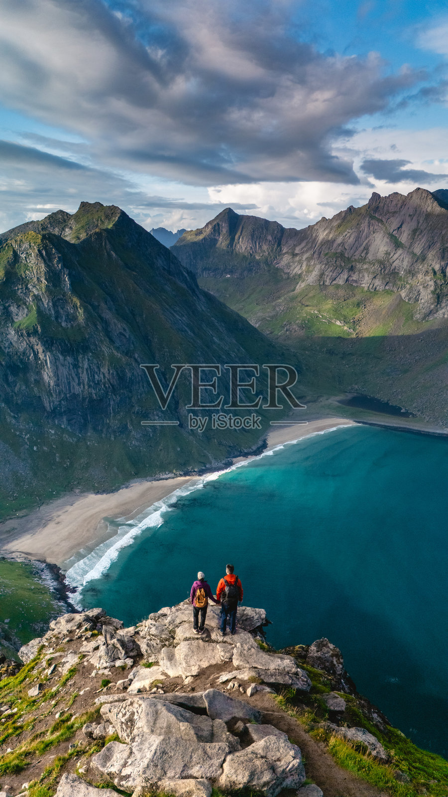 挪威罗弗敦群岛,赖滕山俯瞰克瓦尔维卡海滩的壮丽景色照片摄影图片