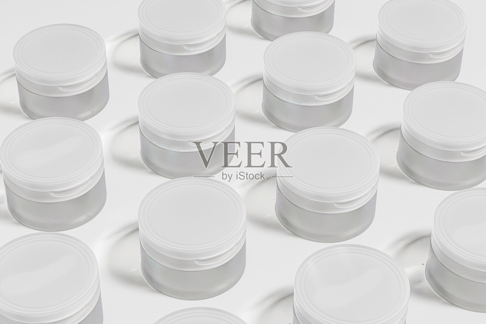 半透明的乳霜罐配美容刮刀模型,化妆品洁面膏包装,带翻盖的圆柱形乳霜罐,带勺子的护肤容器,身体磨砂膏产品瓶容器模型照片摄影图片