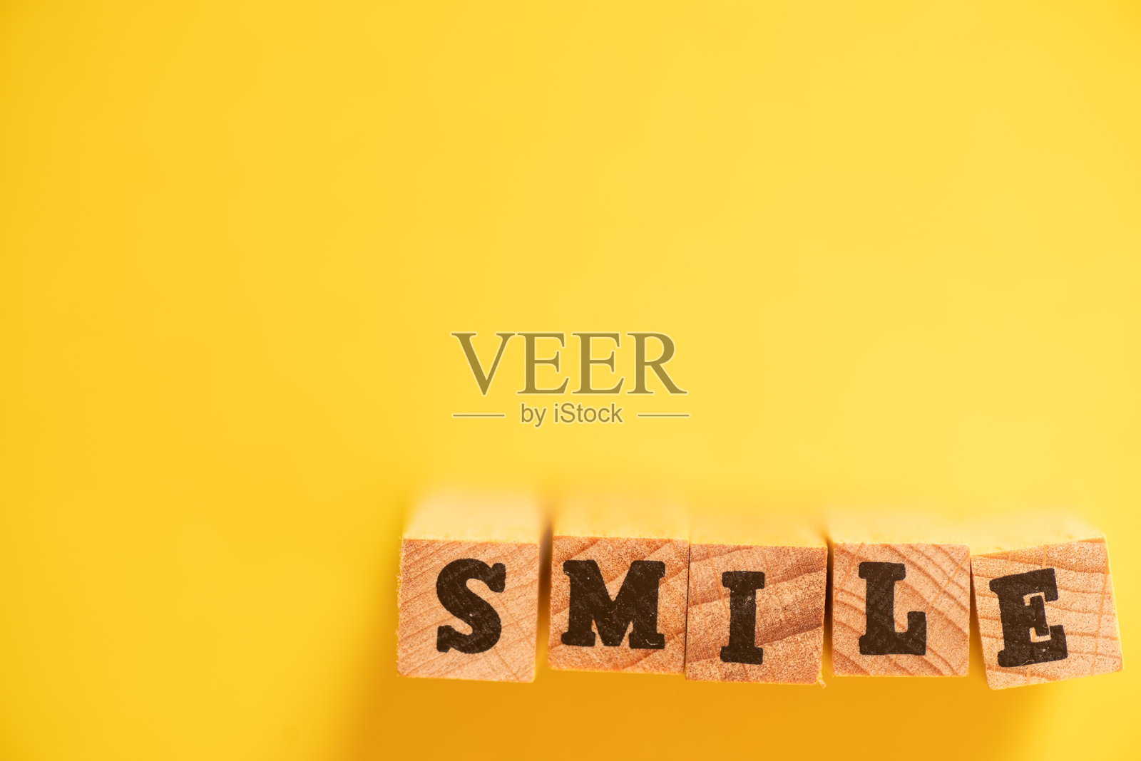 按“SMILE”顺序排列的积木照片摄影图片