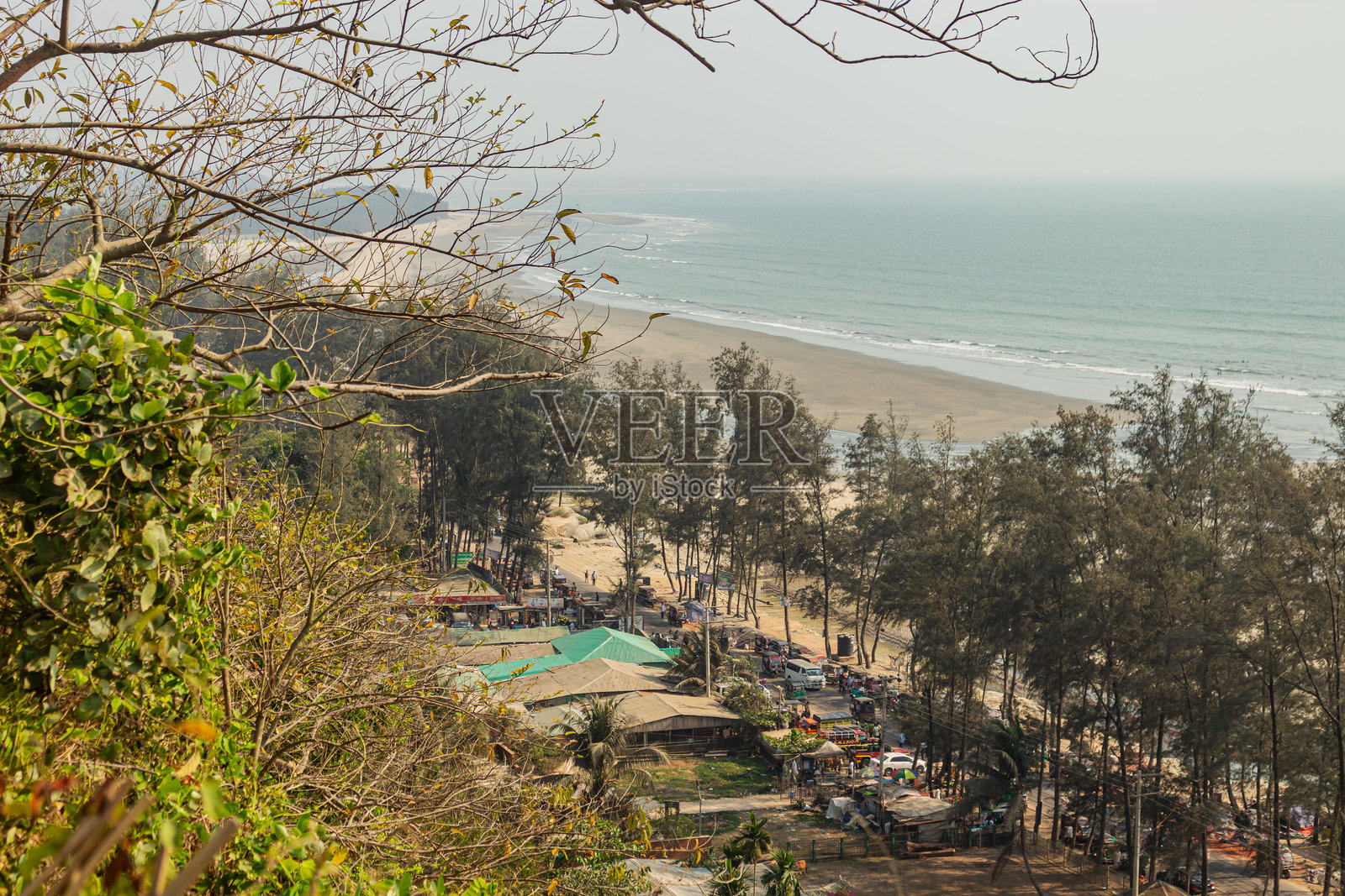 孟加拉国科克斯巴扎尔的风景照,展示了广阔的海滩和海岸线,周围环绕着绿意和宁静的大海。照片摄影图片