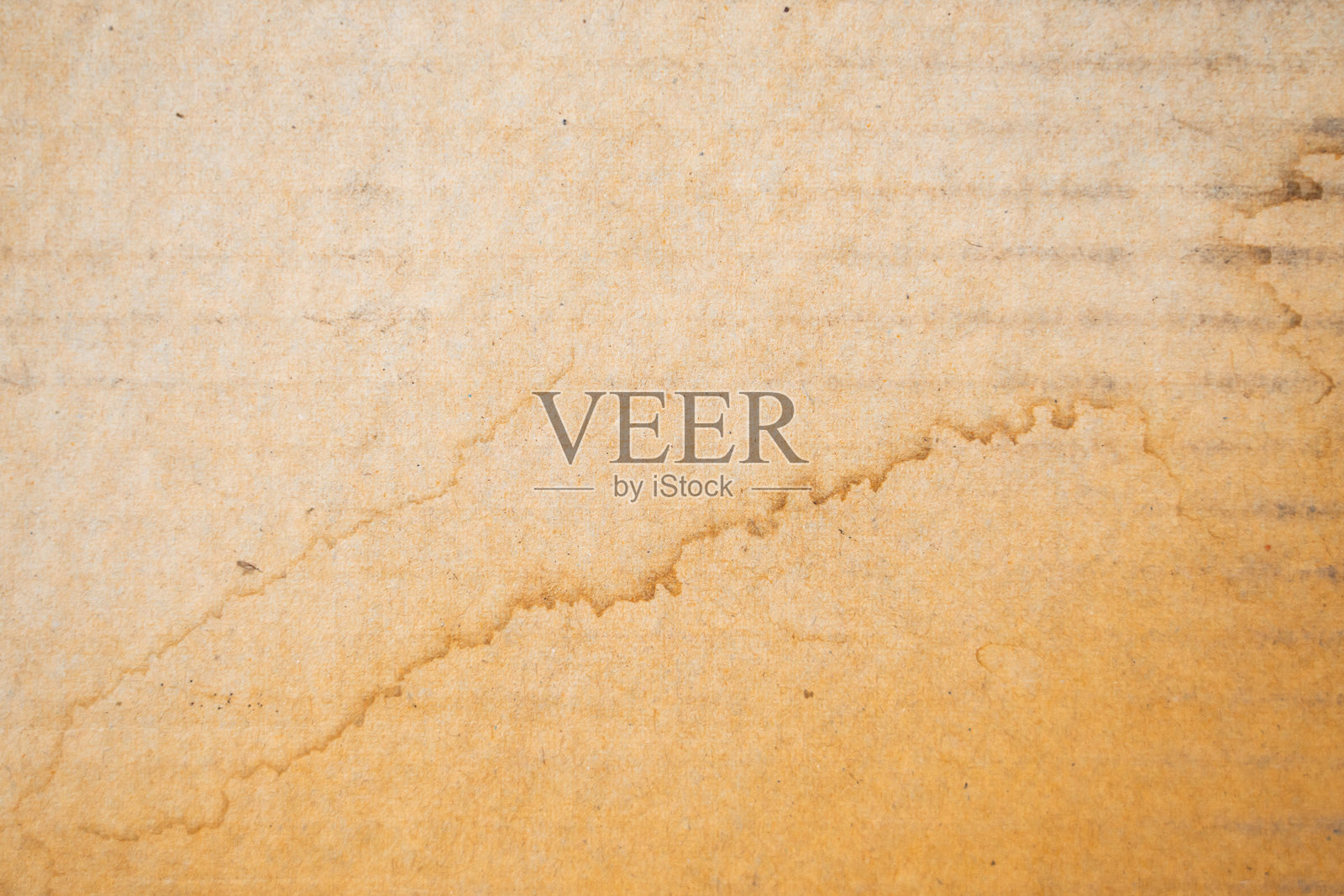 棕色瓦楞包装材料背景上的水渍。可用作纹理或图层装饰。照片摄影图片