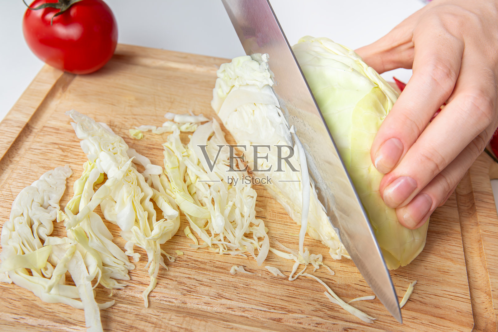 大厨特写镜头,在木质砧板上切白菜照片摄影图片