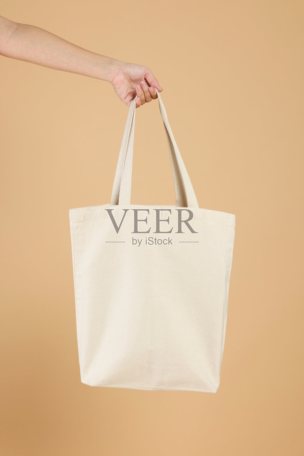 彩色背景下女性的空白购物袋特写,用于设计模型照片摄影图片