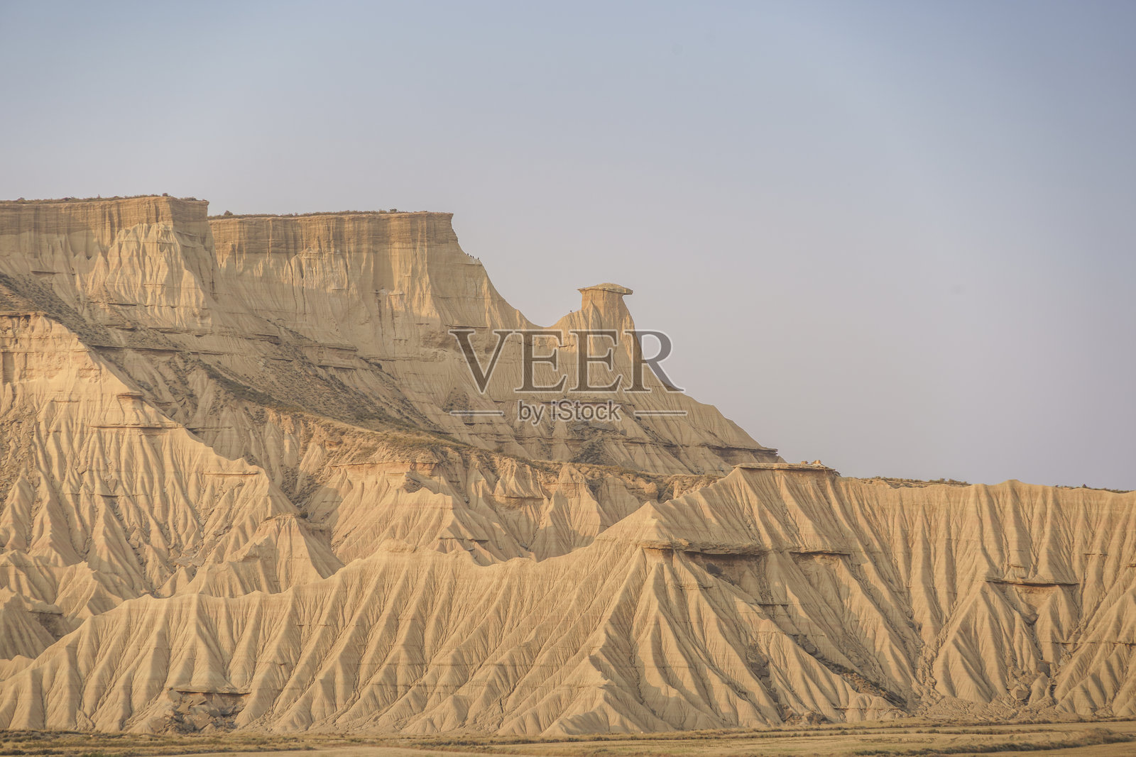西班牙巴尔德纳斯雷亚尔斯地貌中的层状恶地、石林和台地构造照片摄影图片