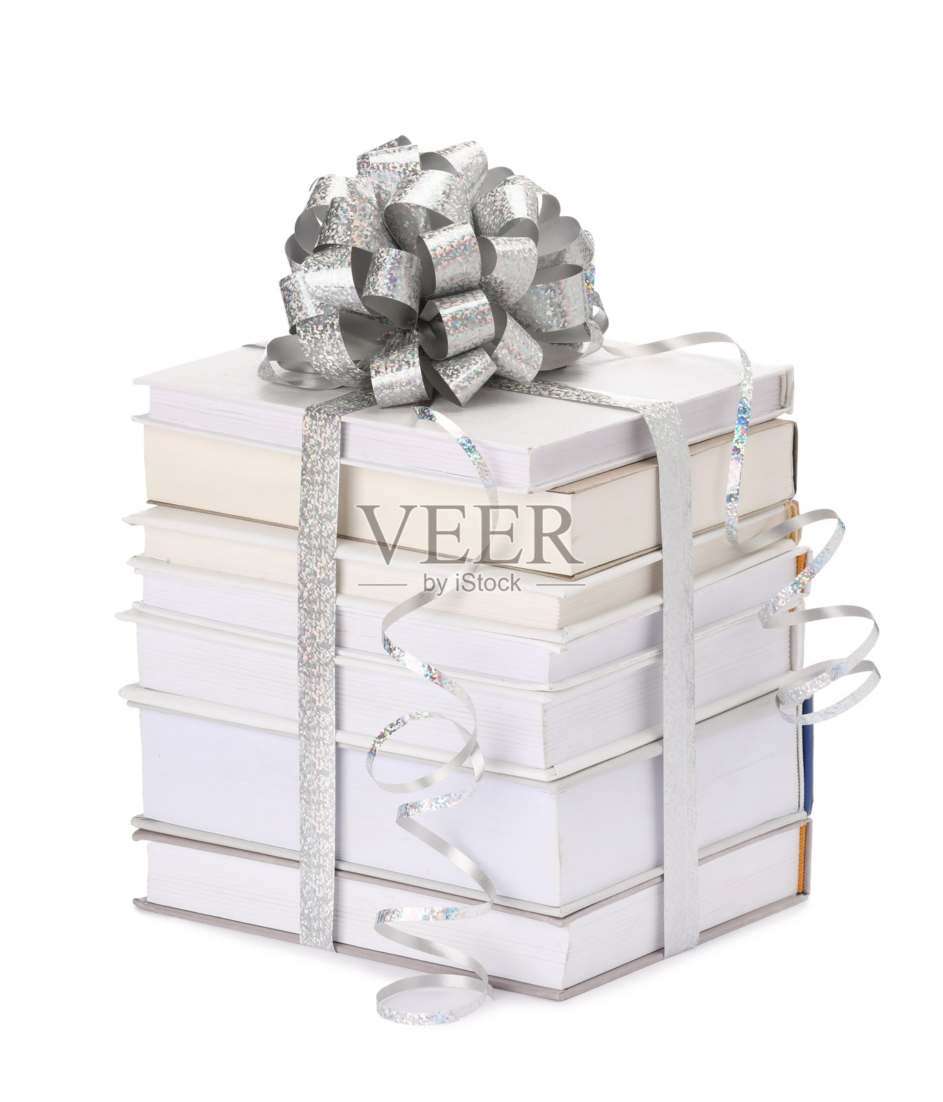 银色蝴蝶结包装的图书堆叠,孤立在白色背景上照片摄影图片