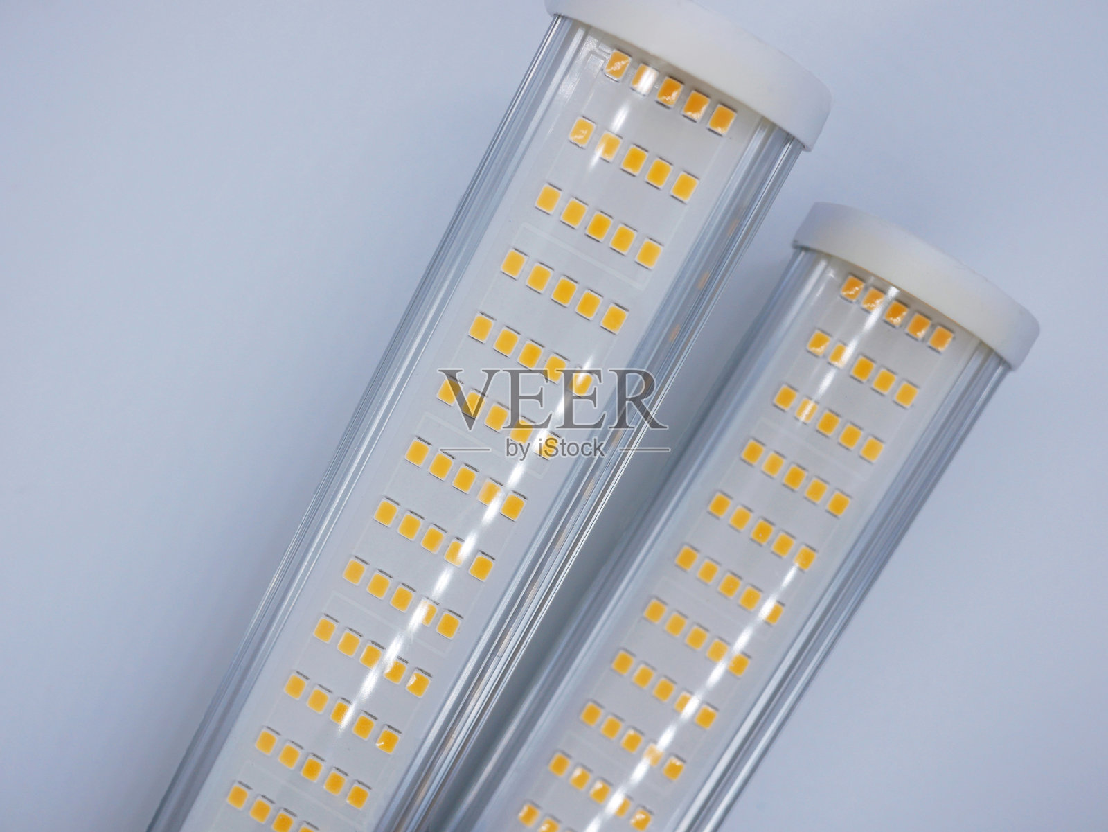 浅灰色背景上的两个带有黄色二极管的 LED 灯管照片摄影图片