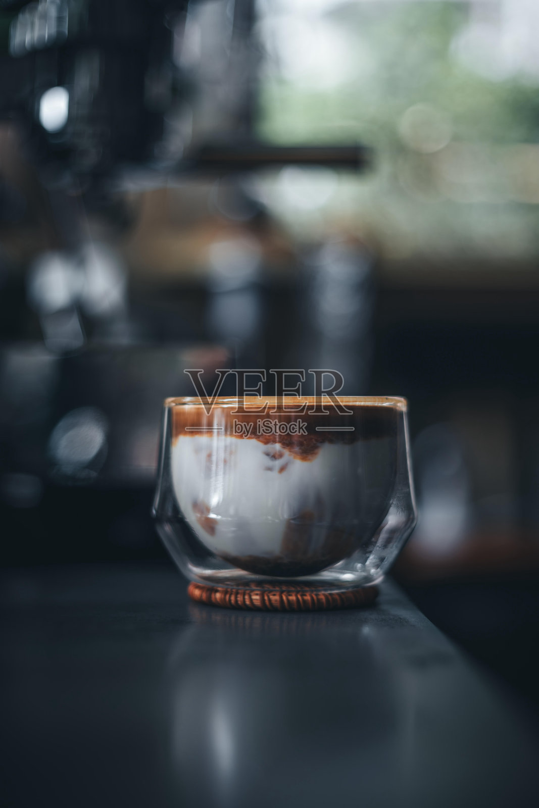咖啡馆里的拿铁咖啡,低饱和度的色彩和宁静的氛围照片摄影图片