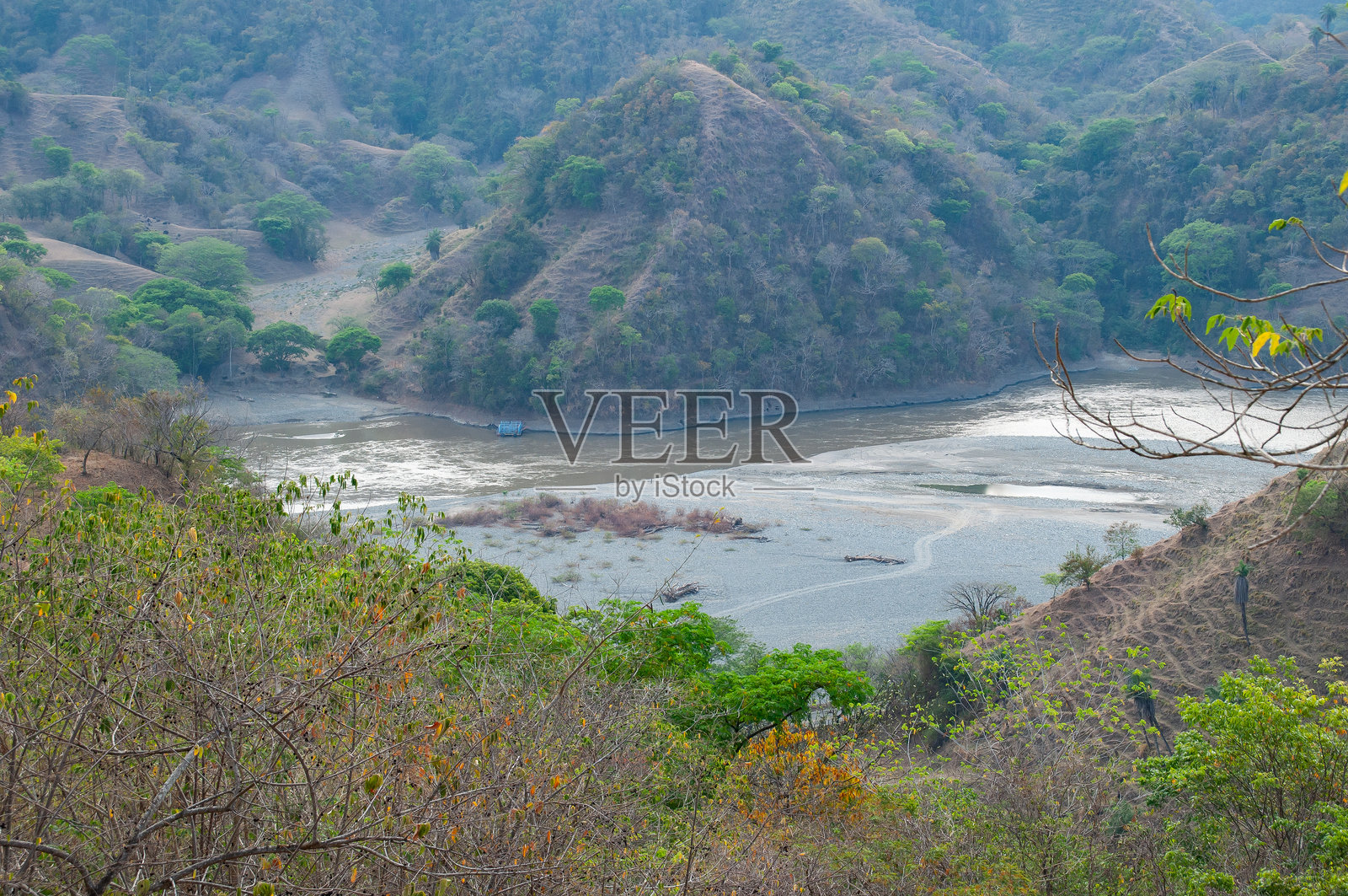 群山之中河岸的景致照片摄影图片