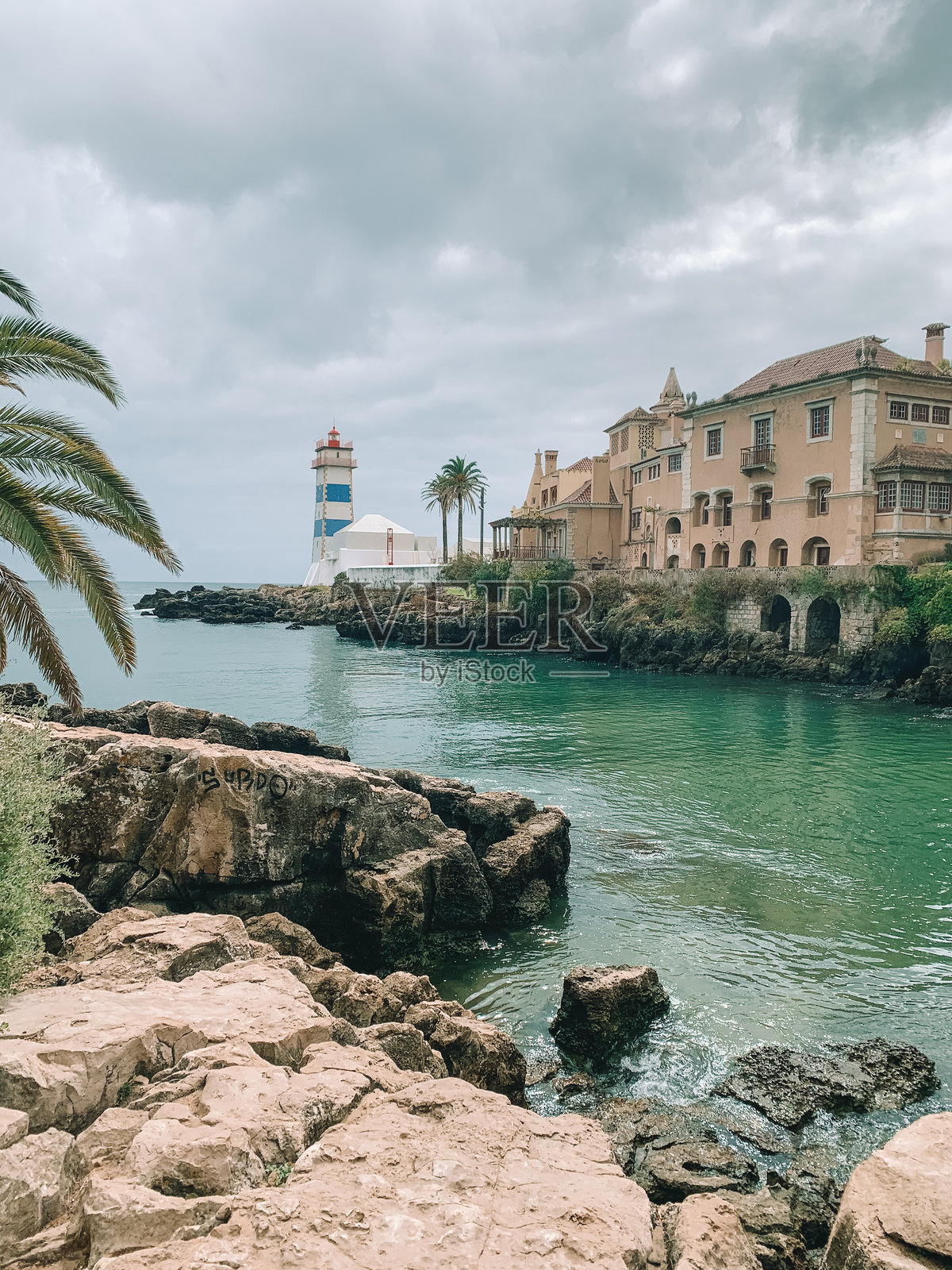 葡萄牙卡斯凯什海岸美景,蓝色的海洋与色彩缤纷的房屋照片摄影图片