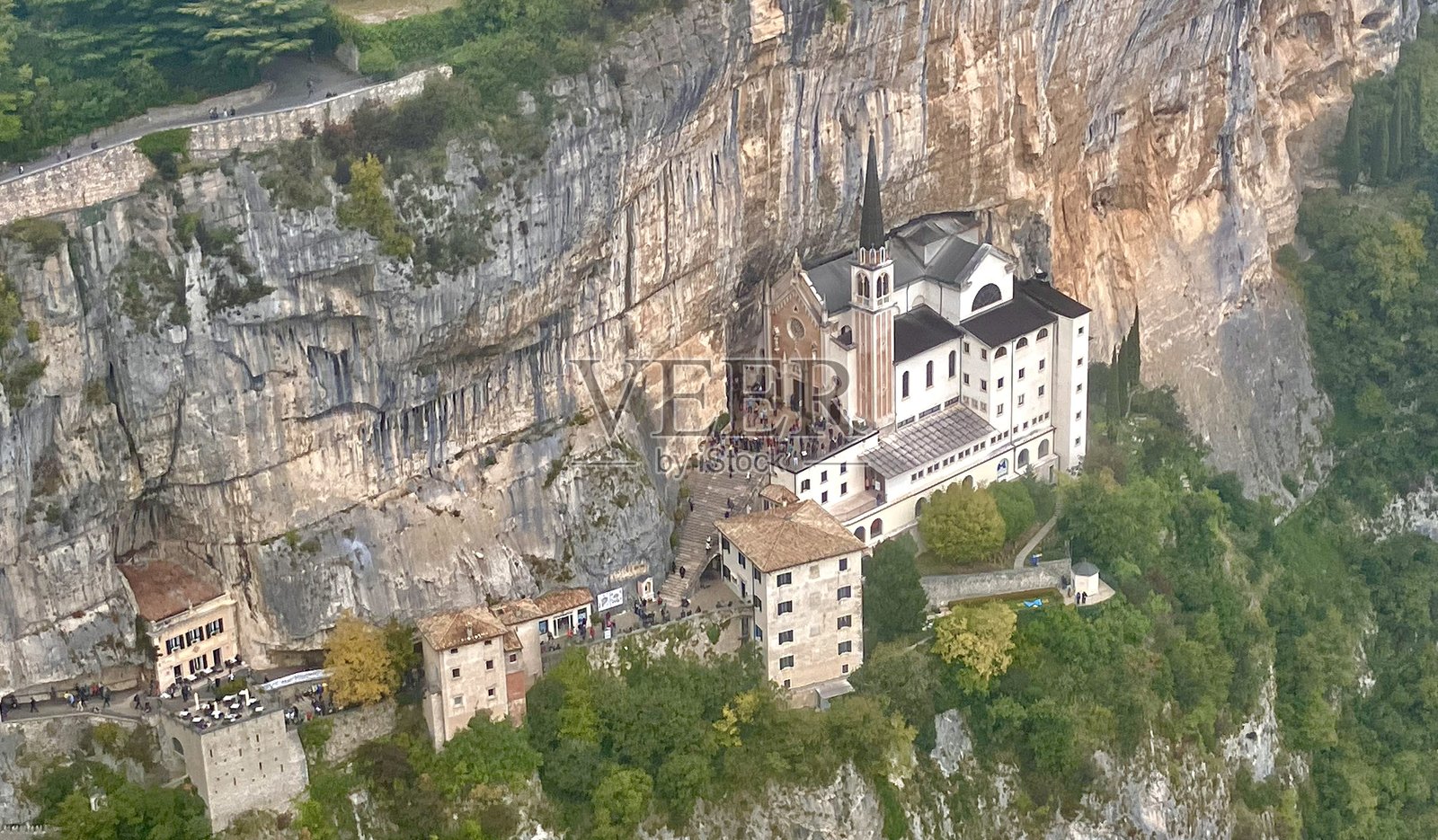 科罗娜圣母教堂,坐落于773米高的悬崖上照片摄影图片