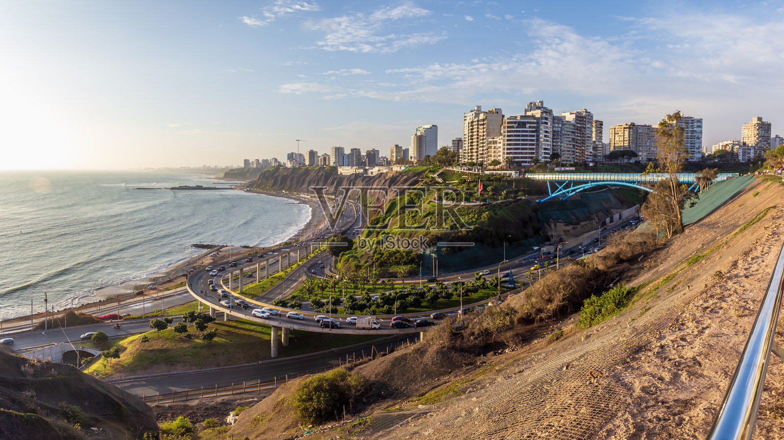 利马,巴兰科区,百年纪念公园,阿门达里斯斜坡和和平桥在黄金时刻的景象照片摄影图片