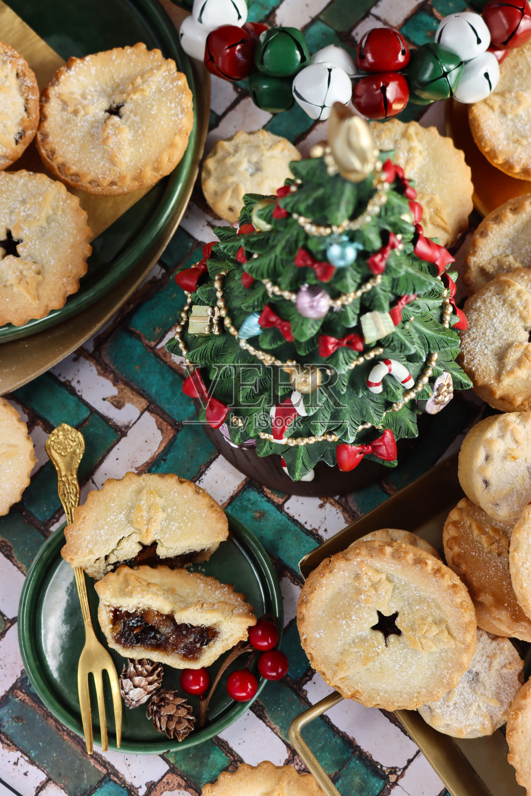 节日圣诞树、圣诞肉馅饼和挞的图片 / 传统的肉馅节日食品派对展示,舒适的季节性甜点桌照片摄影图片