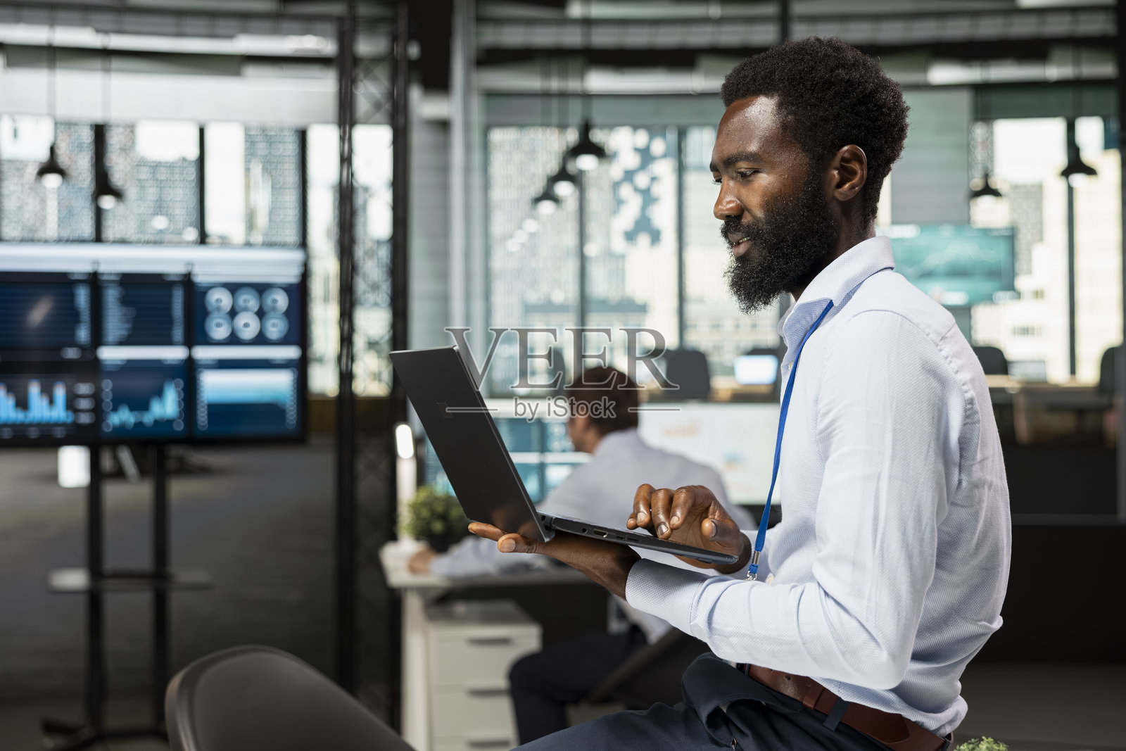 男经理坐在桌子上用笔记本电脑查看邮件照片摄影图片